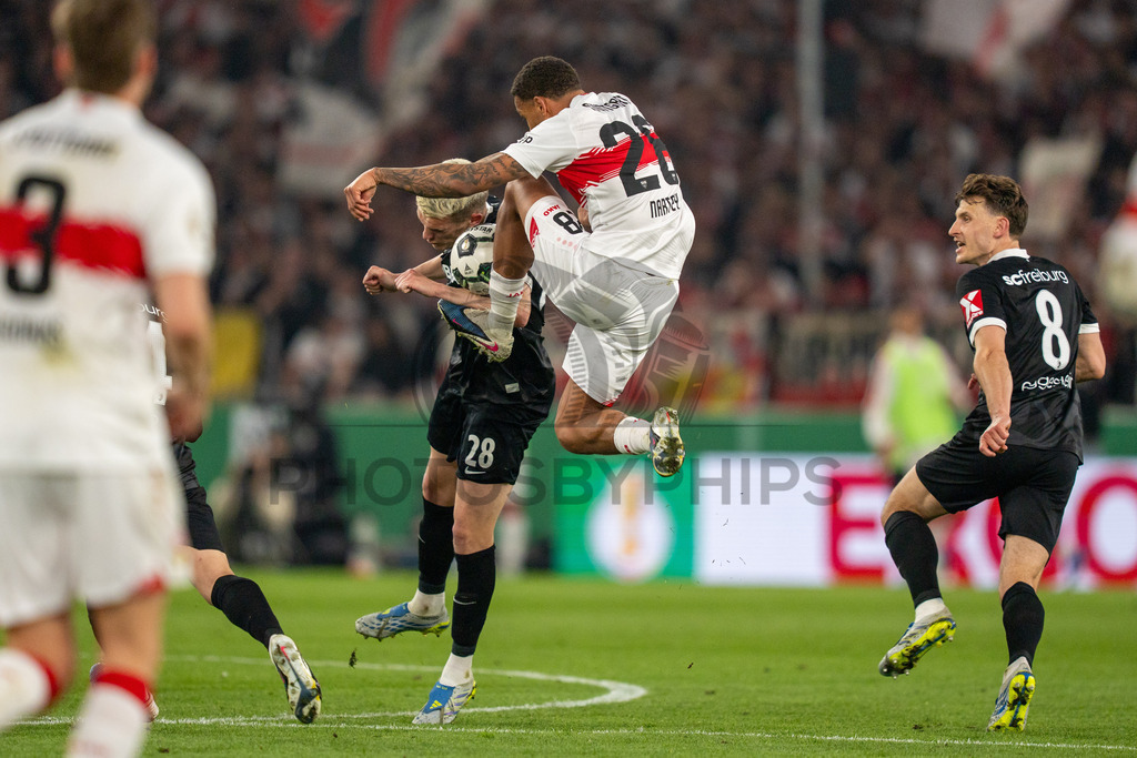 VfB Stuttgart vs. SC Freiburg, Fussball, DFB-Pokal, Halbfinale, 23.04.2026 | Zweikampf zwischen Nikolas Nartey (VfB Stuttgart, #28) und Matthias Ginter (SC Freiburg, #28),VfB Stuttgart vs. SC Freiburg, Fussball, DFB-Pokal, Halbfinale, 23.04.2026DFB regulations prohibit any use of photographs as image sequences and/or quasi-video