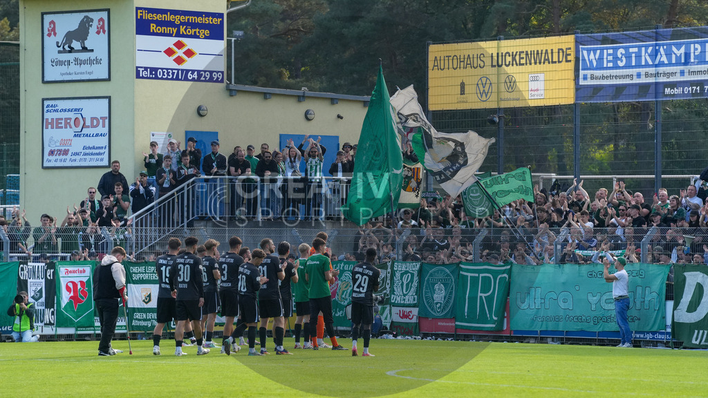 Fußball, Herren, Saison 2025/2026, Regionalliga Nordost, 10. Spieltag, FSV 63 Luckenwalde vs. BSG Chemie Leipzig, Samstag 27.09.2025, Werner-Seelenbinder-Stadion Luckenwalde, | Fußball, Herren, Saison 2025/2026, Regionalliga Nordost, 10. Spieltag, FSV 63 Luckenwalde vs. BSG Chemie Leipzig, Samstag 27.09.2025, Werner-Seelenbinder-Stadion Luckenwalde, Im Bild: Die Spieler der BSG Chemie Leipzig nach Spielende bei Ihren Fans. - Realisiert mit Pictrs.com