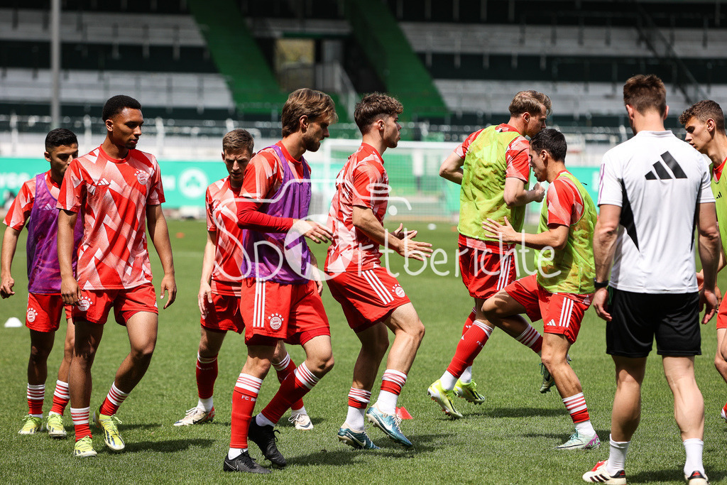 SpVgg Greuther Fürth II - FC Bayern Amateure | Das Team der Bayern Amateure macht sich vor der Partie in Fuerth warm