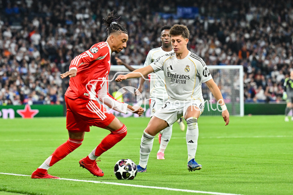 Real Madrid - FC Bayern München | MADRID, SPAIN - 07. APRIL: tackle between Michael OLISE (FC Bayern Munich 17) and Arda GUELER (Real Madrid 15) during the UEFA Champions League match between Real Madrid vs. FC Bayern Munich on Quarterfinal first leg at Estadio Santiago Bernabeu
