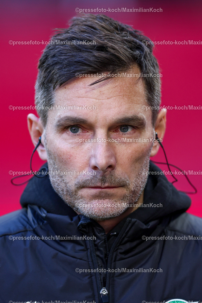1FC30112402073 | 30.11.2024, Fußball, 1. FC Köln - Hannover 96, 2. Fußball Bundesliga, RheinEnergieSTADION, Saison 2024 2025: Trainer Stefan Leitl (Cheftrainer Hannover)DFB regulations prohibit any use of photographs as image sequences and or quasi-video.
