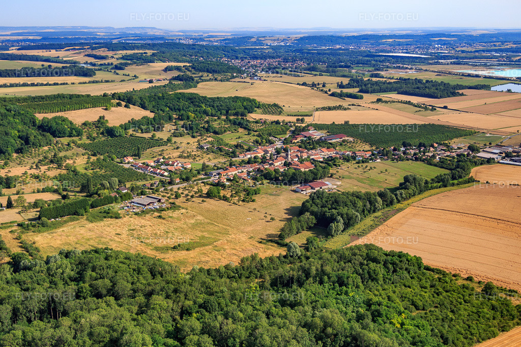 Vue aérienne: Vue de la ville depuis le sud à Vigneulles dans le département Meurthe et Moselle, France – .Photo: IMG_083128.jpg prise le 11/07/2015 par Werner Riehm/FLY-FOTO.eu – Résolution de l'original: 5244 x 3496 px