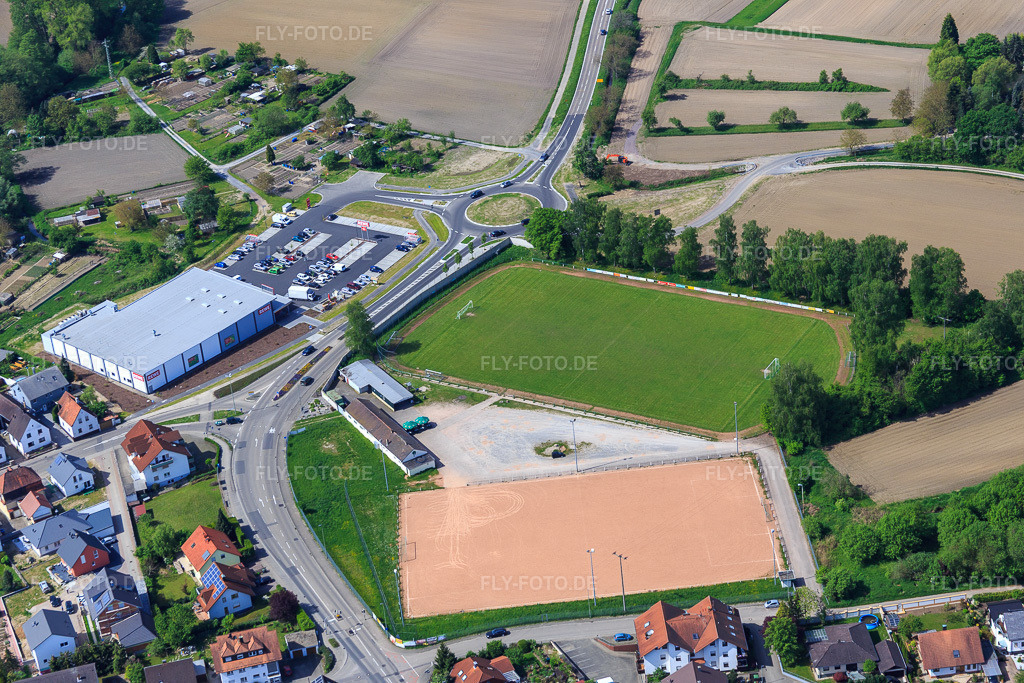 Luftbild: Sportplätze des SV Hagenbach in Hagenbach im Bundesland Rheinland-Pfalz in Deutschland. Foto: IMG_078444.jpg vom 08.05.2015 durch Werner Riehm/FLY-FOTO.deWWW.SV-HAGENBACH.DE