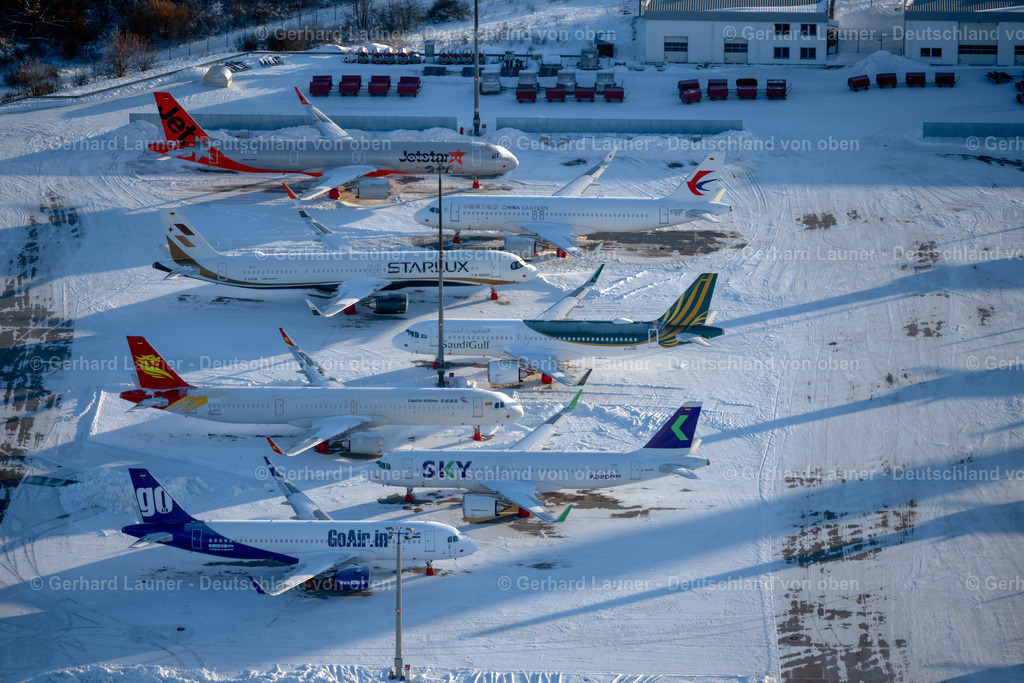 4045111 | ERFURT 14.02.2021 Winterlich schneebedeckte werksneue Passagierflugzeuge Flugzeuge vom Typ Airbus A321neo und A320neo vor der Auslieferung auf der Pandemie bedingten Parkposition - Abstellfläche und Ausweichparkplatz auf dem Flughafen Erfurt Weimar im Ortsteil Bindersleben in Erfurt im Bundesland Thüringen, Deutschland. Weiterführende Informationen bei: Airbus SE,  Flughafen Erfurt GmbH. // Brand-new passenger aircrafts of the type Airbus A321neo and A320neo covered in snow in winter before delivery to the parking position caused by the pandemic - parking area and alternative parking space at the Erfurt Weimar airport in the Bindersleben district of Erfurt in the state Thuringia, Germany. Further information at: Airbus SE,  Flughafen Erfurt GmbH. Foto: Gerhard Launer