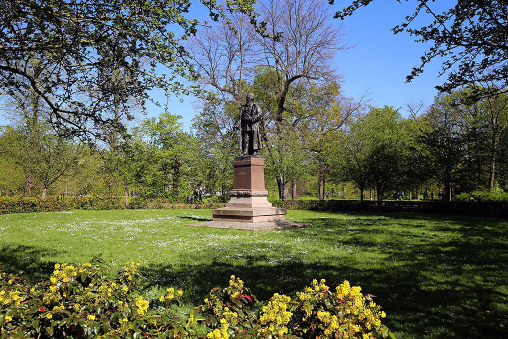 Foto: Leipzig - Karl Heine Denkmal | Das Team hinter BILDLEXIKON LEIPZIG bündelt historische wie aktuelle Informationen über die Stadt Leipzig in Text und Bild auf einer Plattform und stellt diese der interessierten Öffentlichkeit zur Verfügung.