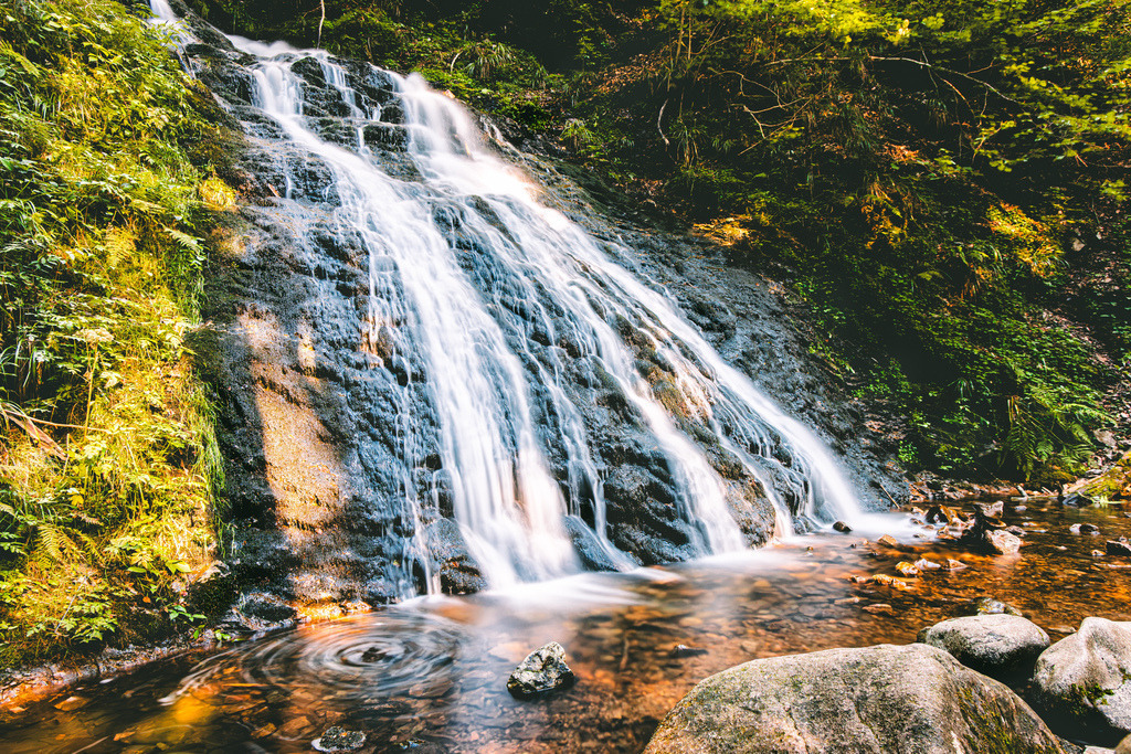 Der Todtmooser Wasserfall im idyllischem Schwarzwald,Rütte-Schlucht,Wandern | Bei dem ausgewählten Bildausschnitt handelt es sich um den Todtmooser Wasserfall (auch bekannt als Strickwasserfall) im malerischen Schwarzwald.Dieses beeindruckende Naturdenkmal liegt in der waldreichen Rütte-Schlucht nahe der Gemeinde Todtmoos im Südschwarzwald. Der Wasserfall stürzt in mehreren Stufen insgesamt rund 40 Meter in die Tiefe und ist über idyllische Wanderwege und Holzbrücken erschlossen. Von der Ortsmitte in Todtmoos führt eine gemütliche, etwa 2 Kilometer lange Wanderung (ca. 30 Minuten Fußweg) direkt zu den Kaskaden. Für eine kürzere Route gibt es zudem einen Wanderparkplatz in unmittelbarer Nähe.Beste Jahreszeit: Besonders nach ergiebigen Regenfällen oder während der Schneeschmelze im Frühjahr führt der Wasserfall viel Wasser und bietet ein tosendes Schauspiel. Im Winter verwandelt er sich bei langanhaltendem Frost oft in eine bizarre Eislandschaft - Realisiert mit Pictrs.com