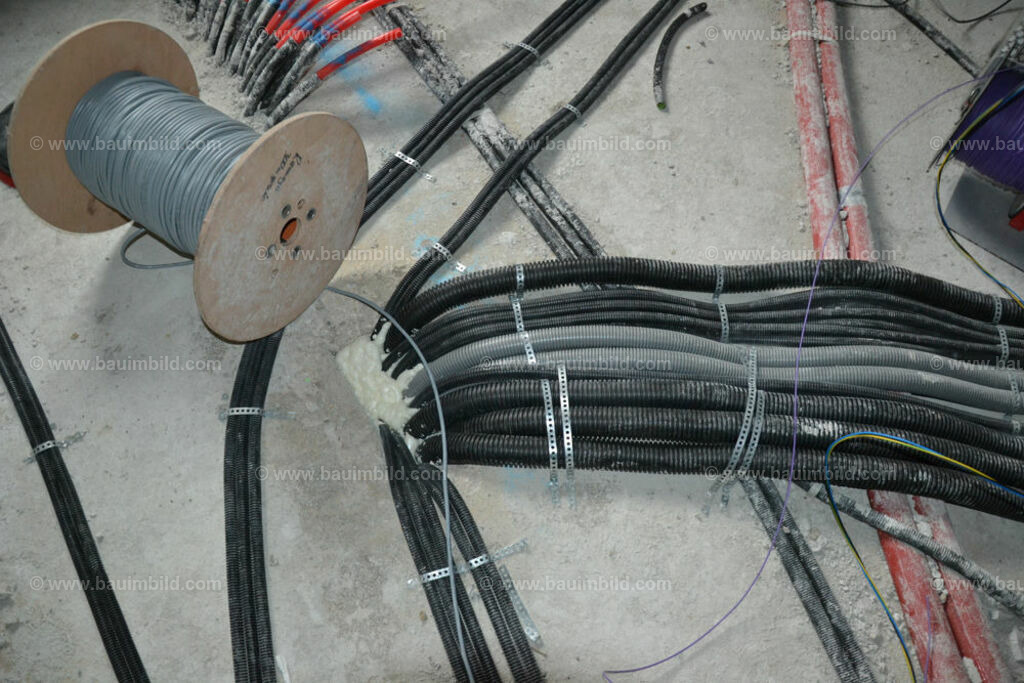 bib-lg17-elektroinstallation-0190 | Nach LV-Leistungsgruppen sortierte Detailfotos über den Bau eines Hauses. Alle Hausbau-Bilder direkt vom Urheber und Autor der Website Haus-Selber-Bauen.com