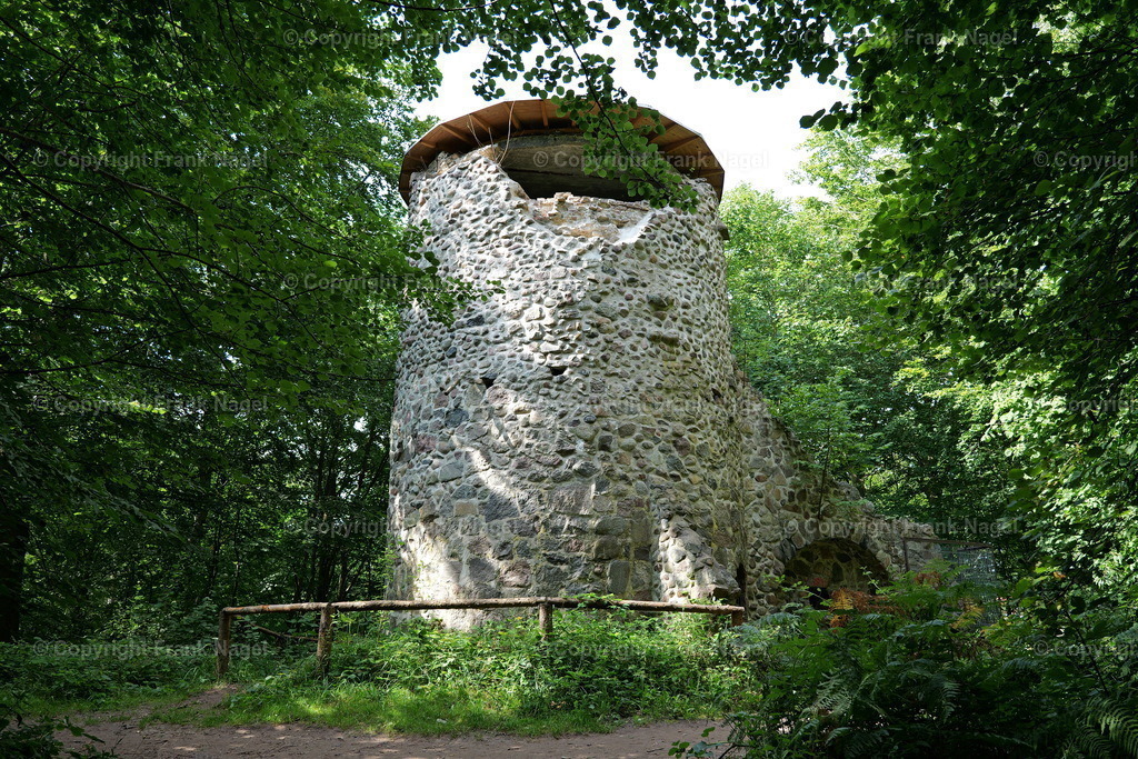 Burgruine Wasserturm | Der Wasserturm befindet sich auf der Insel Rügen in Lietzow im Waldpark Semper. Er wurde in Form einer mittelalterlichen Burg um 1920 gebaut und war bis 1953 zur Wasserversorgung in Betrieb. Die urige Burgruine ist nicht begehbar. - Realisiert mit Pictrs.com