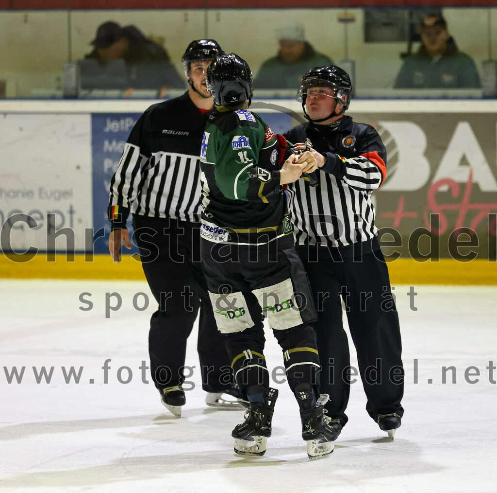 2023-02-10_119_TSV_Erding_gegen_ERSC_Amberg | Erding, Deutschland, 10.02.2023:
Eishockey, Bayernliga Meisterrunde Gruppe B 2022 / 2023, 3. Spieltag, TSV Erding gegen ERSC Amberg, Endergebnis: 6:3

Sebastian Busch (Erding Gladiators, #11)

Foto: Christian Riedel / fotografie-riedel.net