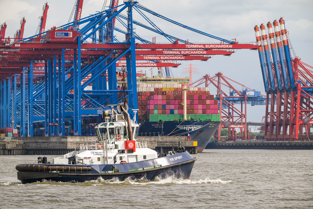 VB Spirit | Der Schlepper VB Spirit kommt im Hafen von Hamburg zum Einsatz. Der Hafenschlepper hat eine Länge von knapp 24 Metern und wurde im Jahr 2012 gebaut. Im Bild fährt die VB Spirit vor dem Terminal Burchardkai, am Heck das Schlepptau, mit dem gerade ein Schiff von der Kaimauer gezogen wird. - Realisiert mit Pictrs.com