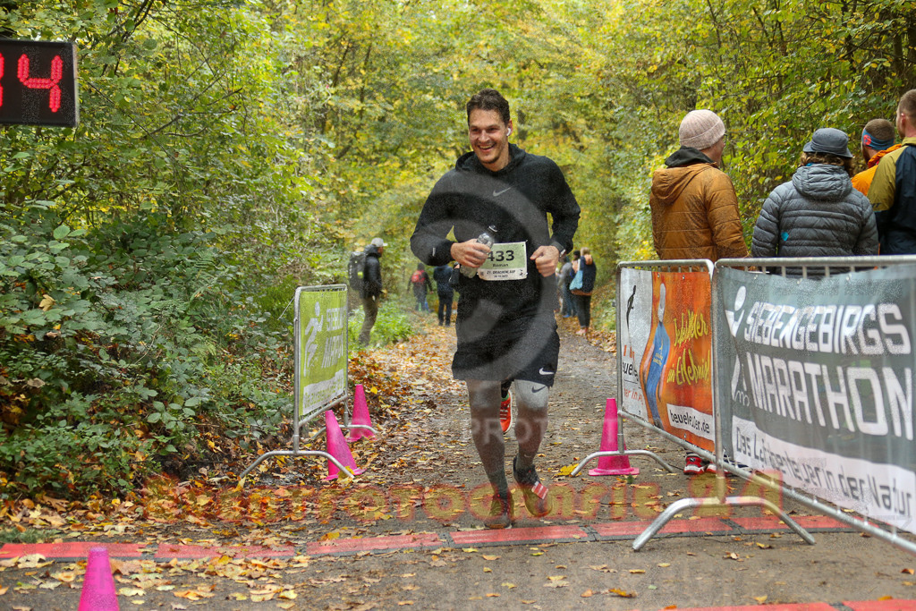 251026_1324_EX1_3341 | Sportfotografie im Rhein-Sieg Kreis, Köln, Bonn, NRW, Rheinland Pfalz, Hessen, etc. Unser Tätigkeitsfeld umfasst den Laufsport vom Volkslauf über den Marathon, Duathlon, Triathon bis zum Ultralauf wie Kölnpfad Ultra oder Schindertrail.
