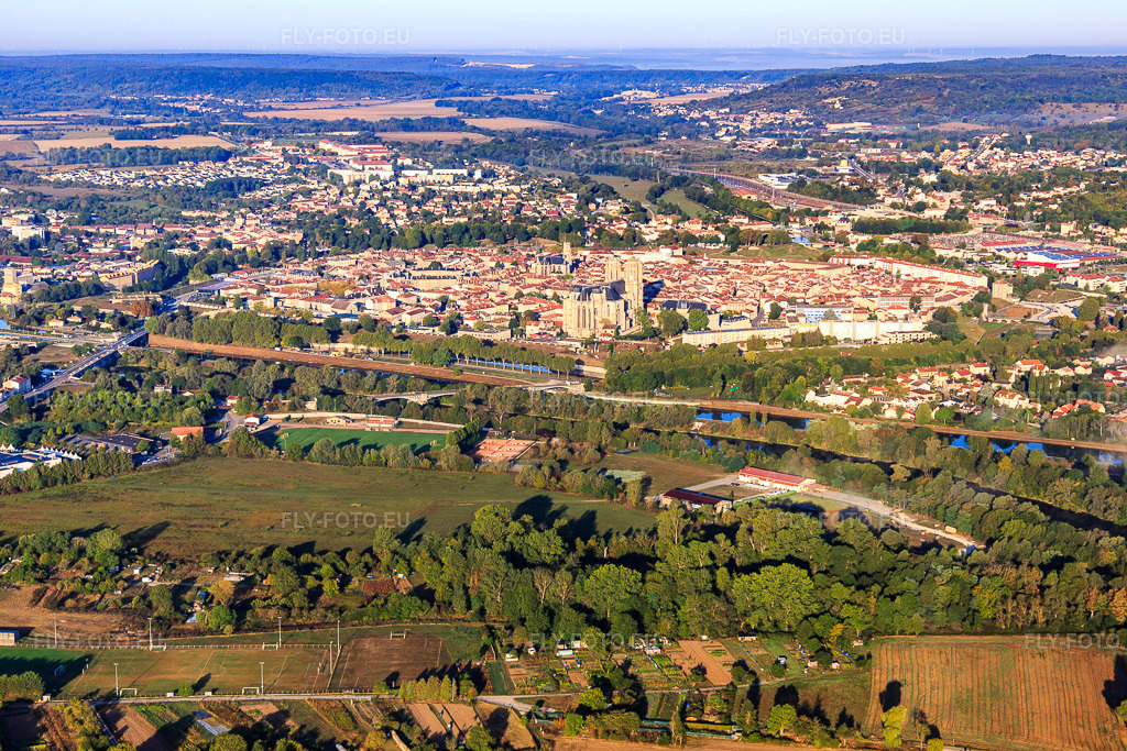 Vue aérienne: Le centre historique de la ville, de l'autre côté de la Moselle à l'est, abrite la cathédrale Saint-Étienne. à Toul dans le département Meurthe et Moselle, France – .Photo: IMG_118106.jpg prise le 15/09/2019 par Werner Riehm/FLY-FOTO.eu – Résolution de l'original: 5472 x 3648 px