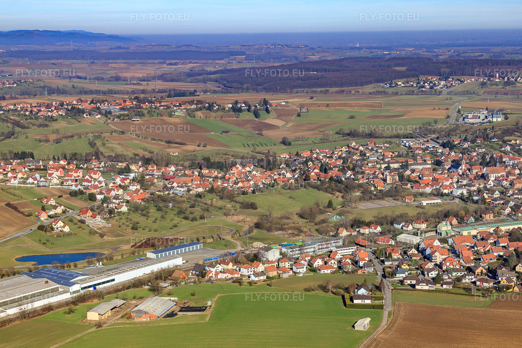 Vue aérienne: Vue de la ville depuis le sud à Soultz-sous-Forêts dans le département Bas Rhin, France – .Photo: IMG_37445.jpg prise le 07/02/2011 par Werner Riehm/FLY-FOTO.eu – Résolution de l'original: 4636 x 3091 px