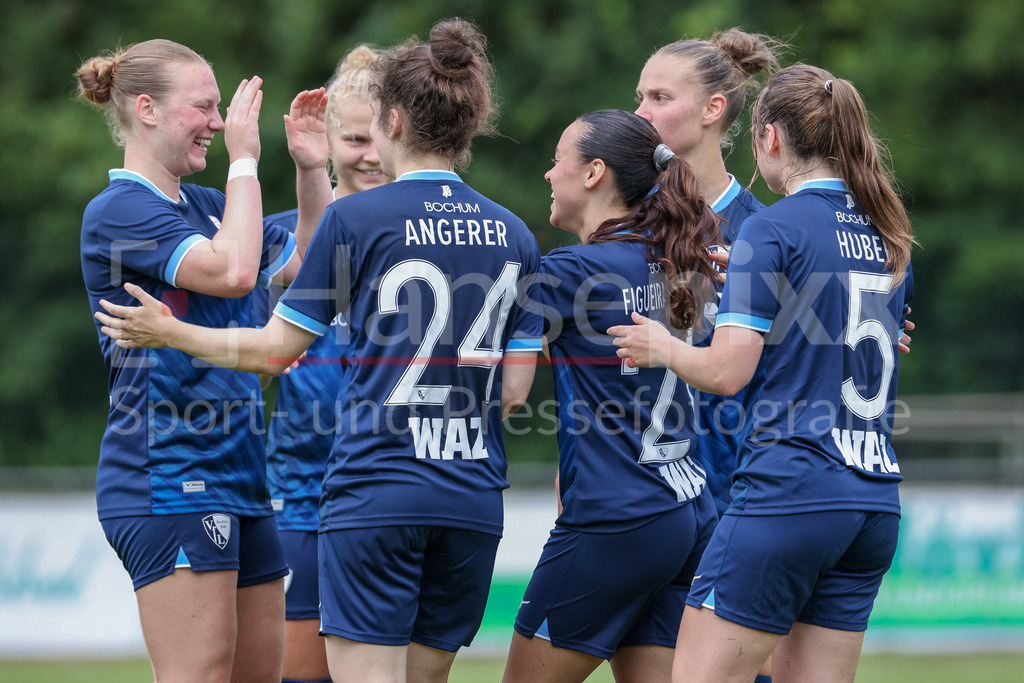 Fussball, Testspiel Frauen, SV Meppen - VfL Bochum | Spielerinnen vom VfL Bochum mit Torjubel, Jubel, jubeln, jubelt, optimistisch, Spielszene, Highlight, Freude über das Tor zum 0:1