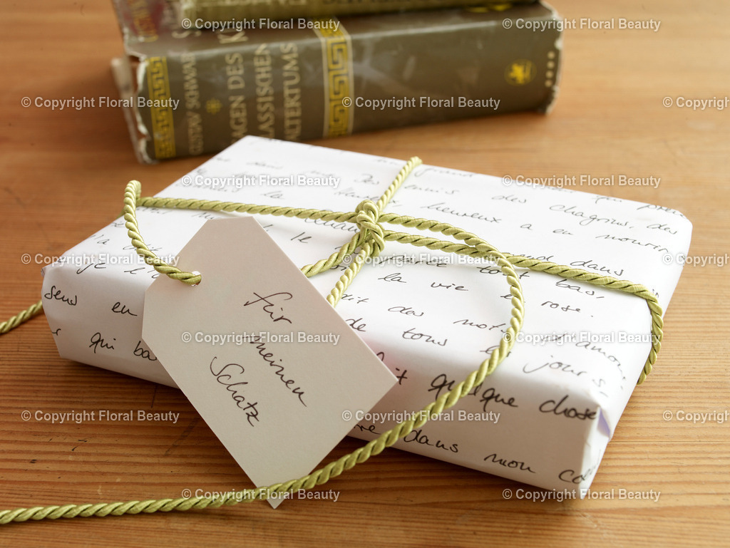 Liebesbrief_Geschenkverpackung_13 | Onlineshop für hochwertige Wandbilder. Bei uns findet ihr selbstgestaltete Blumenmotive. Das perfekte Geschenk, als Praxisdeko oder die eigene Wohnung. Alle künstlerischen Blumenfotos sind auf Leinwand, FineArtPrint, Kunstdruck und vielem mehr zu erwerben - Realized with Pictrs.com