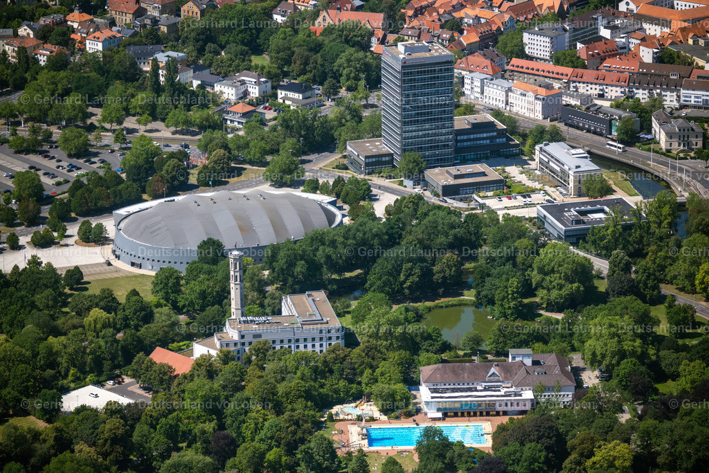 4035857 | BRAUNSCHWEIG 31.07.2020 Veranstaltungs- und Musik- Konzert-Gelände der Arena " Volkswagen Halle Braunschweig " am Europaplatz und das Verwaltungsgebäude des Finanzdienstleistungs- Unternehmens Braunschweigische Landessparkasse in Braunschweig im Bundesland Niedersachsen, Deutschland. Weiterführende Informationen bei: Stadthalle Braunschweig Betriebsgesellschaft mbH. // Event and music concert grounds of the arena "Volkswagen Halle Braunschweig" on Europaplatz and the administration building of the financial services company Braunschweigische Landessparkasse in Braunschweig in the state Lower Saxony, Germany. Further information at: Stadthalle Braunschweig Betriebsgesellschaft mbH. Foto: Gerhard Launer