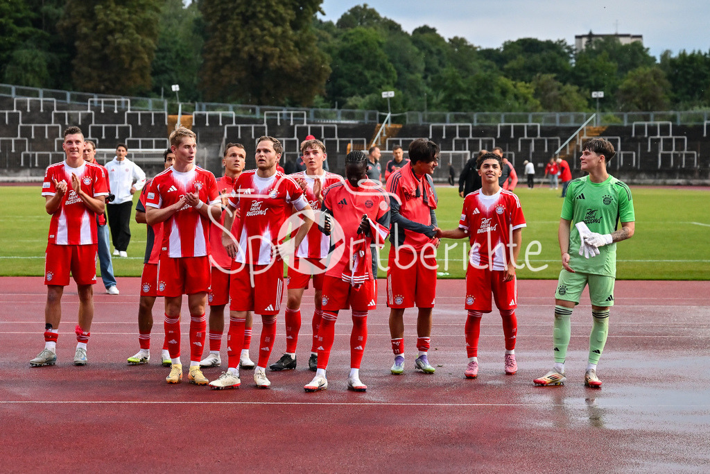 FC Augsburg II - FC Bayern Amateure | Die Spieler der Bayern Amateure bedanken sich nach der Partie bei den mitgereisten Fans / Regionalliga Bayern: FC Augsburg II - FC Bayern Muenchen II, Rosenaustadion am 25.07.2025