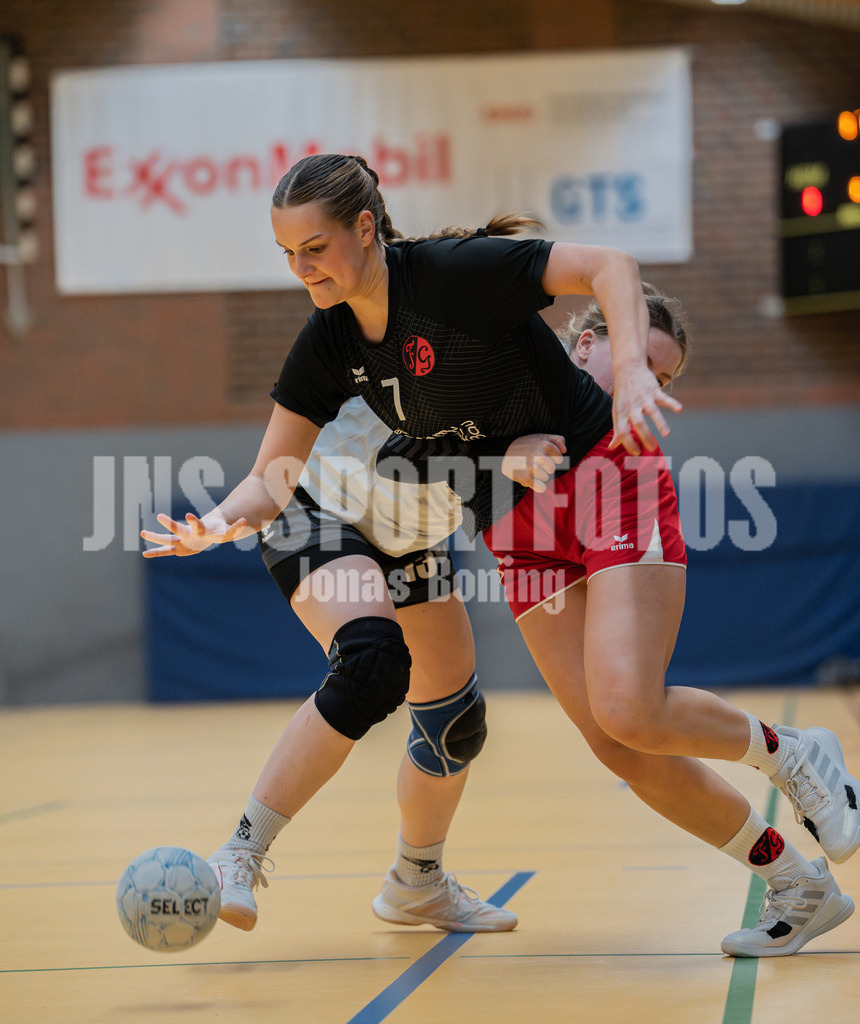 Handball I Frauen I Saison 2025-2026 I Landesliga HR West I 10. Spieltag I TuS Frisia Goldenstedt - SV Falke Steinfeld I 038 | Gracia Schlömer (7,TuS Frisia Goldenstedt) im Zug zum Tor - Realisiert mit Pictrs.com