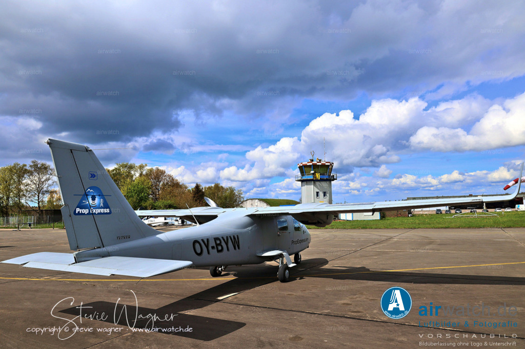 PropExpress - Tecnam P2006T SMP | PropExpress betreibt ein Tecnam P2006T-Multi-Mission-Flugzeug (SMP), das für die Erfassung von Luftdaten stark modifiziert wurde. Dieses Flugzeug ist mit einer großen Luke, Hardpoints für verschiedene Antenneninstallationen, einem unabhängigen Missionsstromversorgungssystem und einem Bedienerschalter ausgestattet. Es ist für den kurzen Start und die Landung (STOL) ausgelegt und kann auf unebenen Landebahnen betrieben werden, sodass es für eine Vielzahl von Missionen geeignet ist.