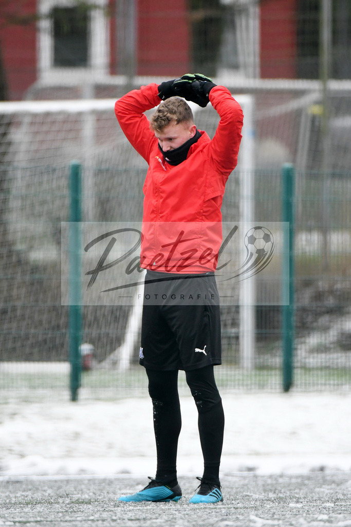 20200226_TRAOSN_0005 | Fussball, Herren: Torhueter Tom Planitz (VfL Osnabrueck U19) schaut waehrend der Trainingseinheit des VfL Osnabrueck im Sportpark Illoshoehe am 26.02.2020 in Osnabrueck, Deutschland. - Realisiert mit Pictrs.com