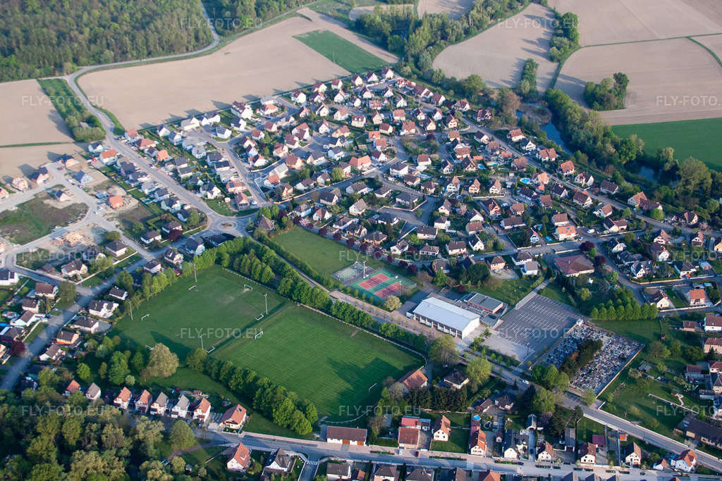 Vue aérienne: Stade du Rhin à Offendorf dans le département Bas Rhin, France – .Photo: IMG_39545.jpg prise le 14/04/2011 par Werner Riehm/FLY-FOTO.eu – Résolution de l'original: 4752 x 3168 px – Club | E.S. OFFENDORF | \xc3\x89preuves | F\xc3\xa9d\xc3\xa9ration Fran\xc3\xa7aise de Football (FFF)