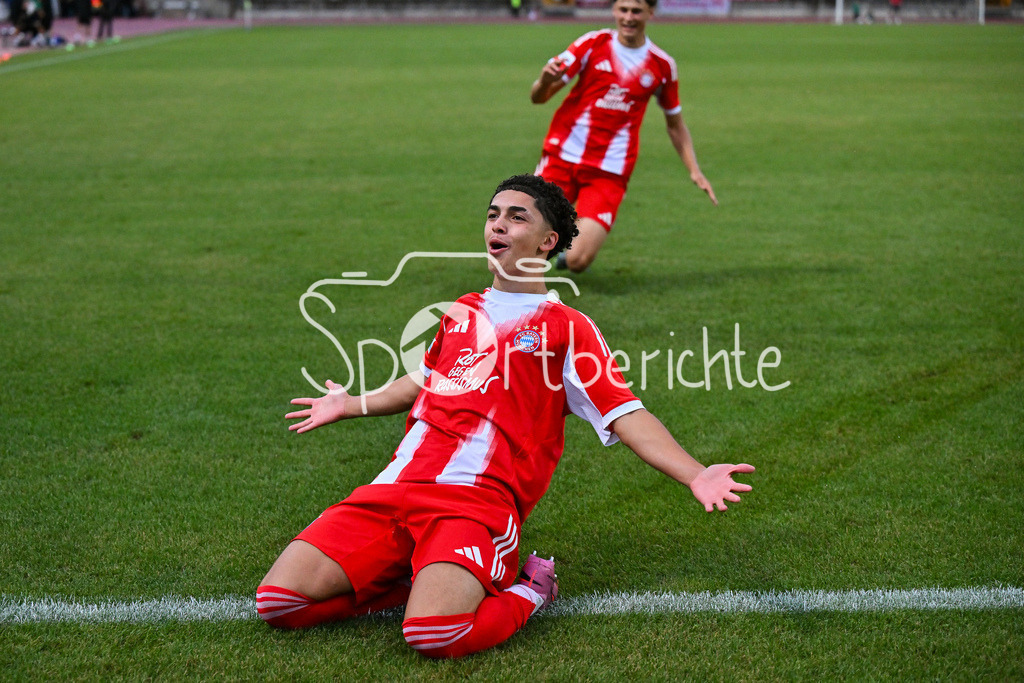 FC Augsburg II - FC Bayern Amateure | Grenzenloser Jubel der kleinen Bayern nach dem Siegtreffer zum 1-2 in der Nachspielzeit / Tor / Torschuetze / Freude / Happy / Regionalliga Bayern: FC Augsburg II - FC Bayern Muenchen II, Rosenaustadion am 25.07.2025 / Jussef NASRAWE (FC Bayern Muenchen II 13)