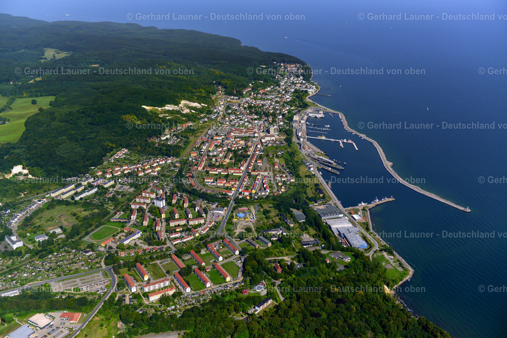 3637877 | SASSNITZ 25.08.2016 Hafenanlagen des Stadthafen Sassnitz an der Meeres- Küste der Ostsee in Sassnitz an der Ostseeküste im Bundesland Mecklenburg-Vorpommern. // Port facilities on the seashore of the Baltic Sea in Sassnitz at the baltic coast in the state Mecklenburg - Western Pomerania. Foto: Gerhard Launer
