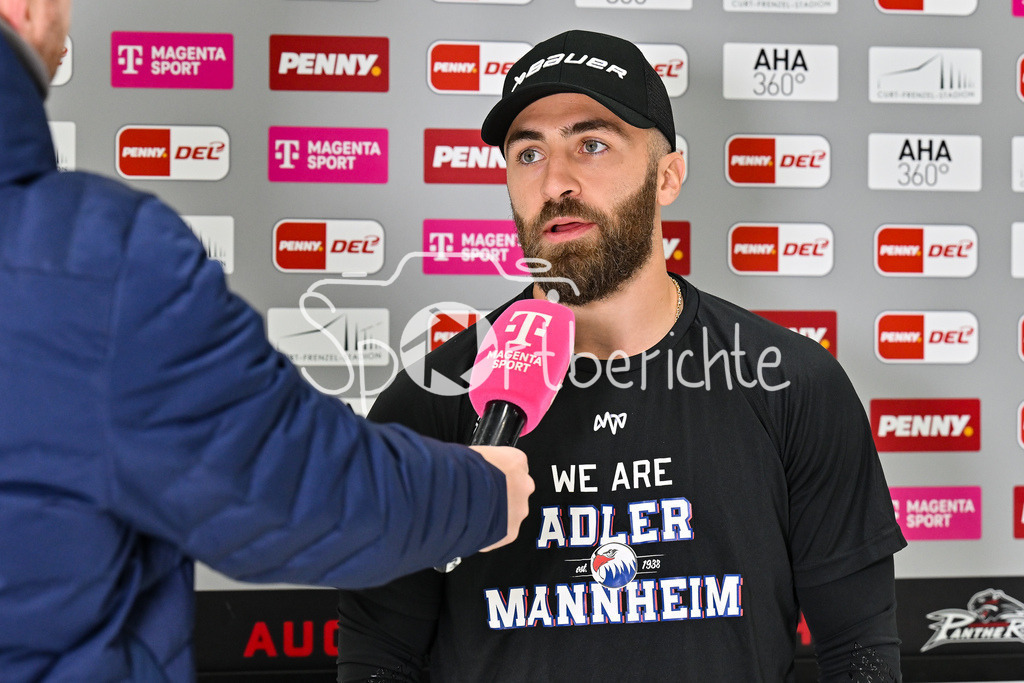 Augsburger Panther - Adler Mannheim | Im Bild Anthony GRECO (Adler Mannheim 44) beim Interview von MagentaSport vor der Partie in Augsburg / Einzelfoto / Freisteller  / DEL: Augsburger Panther - Adler Mannheim; Curt Frenzel Stadion am 14.09.2025