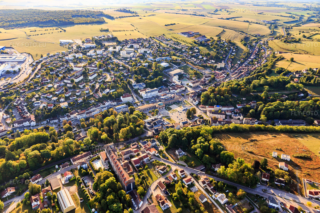 Vue aérienne: Vue d'ensemble de la ville depuis l'ouest avec les Thermes de Contrexéville à Contrexéville dans le département Vosges, France – .Photo: IMG_118443.jpg prise le 16/09/2019 par Werner Riehm/FLY-FOTO.eu – Résolution de l'original: 5370 x 3580 px – Thermes de Contrexéville - Une cure de détente dans les Vosges