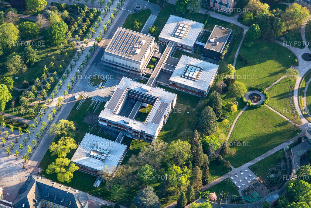 Gerichts- Gebäudekomplex des " Bundesverfassungsgericht " am Schloßbezirk | Luftbild: Gerichts- Gebäudekomplex des " Bundesverfassungsgericht " am Schloßbezirk im Ortsteil Innenstadt-West in Karlsruhe im Bundesland Baden-Württemberg in Deutschland. Foto: IMG_120535.jpg vom 23.04.2020 durch ©2025 Werner Riehm fly-foto.de/copyright - Realisiert mit Pictrs.com