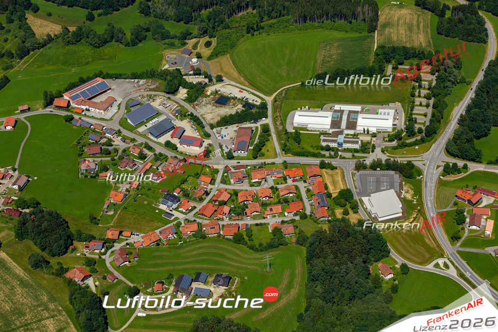 Das Luftbild der Stadt Gotteszell wurde 2022 vom Flugzeug heraus erstellt (keine Drohnen-Aufnahmen) Aufnahmehöhe ca.450 Meter- hohe Bildauflösung und Druck-Qualität. Garantiert!