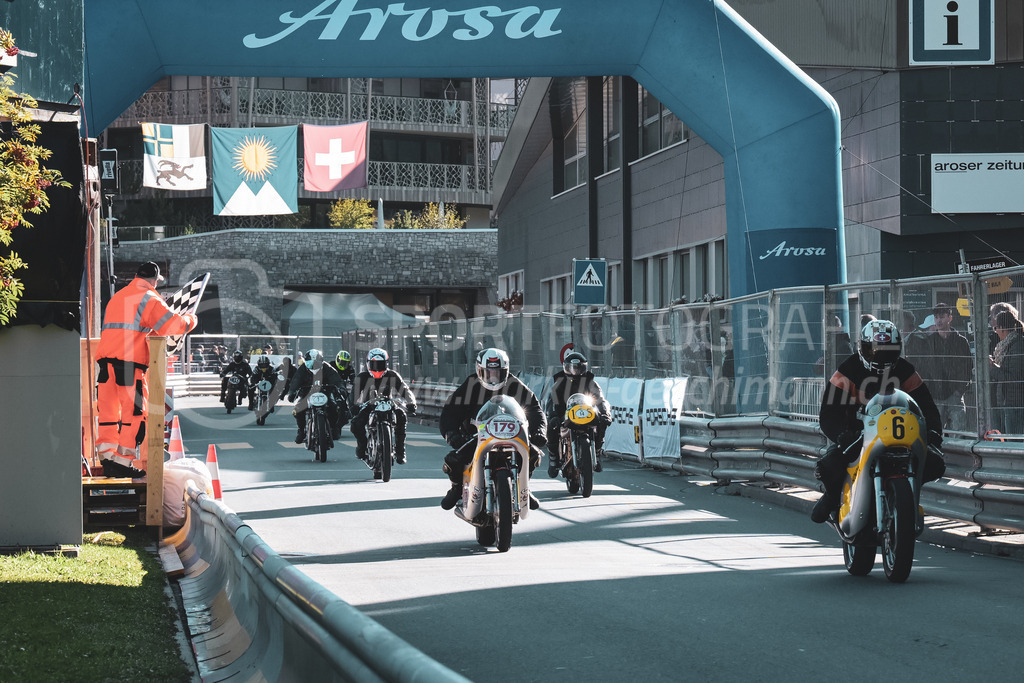 21. Arosa ClassicCar 2025 - 6. =September= 2025 | Das Motorrad-Feld am Arosa ClassicCar 2025..@arosaclassiccar, @arosa.official, #arosaclassiccar, #arosa, #76curves, #classiccarBild: Sportfotografie Markus Aeschimann | www.markus-aeschimann.ch - Realisiert mit Pictrs.com