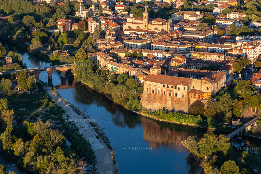 Vue aérienne: Château de Cassano d'Adda, Villa Gabbioneta à Cassano d’Adda dans le département Lombardie, Italie.Photo: IMG_134461.jpg prise le 19/09/2022 par Werner Riehm/FLY-FOTO.euRésolution de l'original: 5472 x 3648 pxIl Castello | Eventi Unici | MilanoWWW.LOMBARDIABENICULTURALI.IT