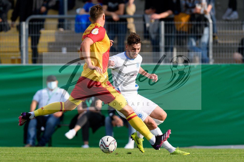 LOTKSC20210809_114 | Fussball, Herren: Cedric Euschen (Sportfreunde Lotte) und Robin Bormuth (Karlsruher SC) im Zweikampf beim Spiel der 1. Runde im DFB-Pokal zwischen SF Lotte und Karlsruher SC im Stadion am Lotter Kreuz am 09.08.2021 in Lotte, Deutschland.DFB / DFL REGULATIONS PROHIBIT ANY USE OF PHOTOGRAPHS AS IMAGE SEQUENCES AND/OR QUASI-VIDEO. - Realisiert mit Pictrs.com