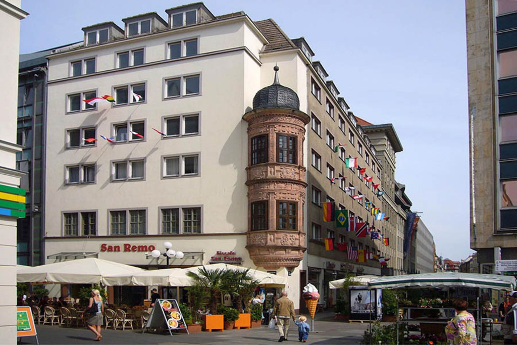 Foto: Leipzig - Fürstenhauserker 2006 | Das Team hinter BILDLEXIKON LEIPZIG bündelt historische wie aktuelle Informationen über die Stadt Leipzig in Text und Bild auf einer Plattform und stellt diese der interessierten Öffentlichkeit zur Verfügung.