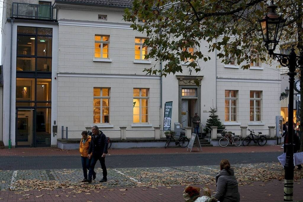 Peschkenhaus_HülleHütteHaut_131124_002 | Bildergalerie von Sport-Ereignissen aber auch von weiteren spannenden Dingen - nicht nur vom Niederrhein. In Anlehnung an den bekannten Spruch von Hanns Dieter Hüsch heißt das Motto: "Niederrhein ist überall".  - Realisiert mit Pictrs.com