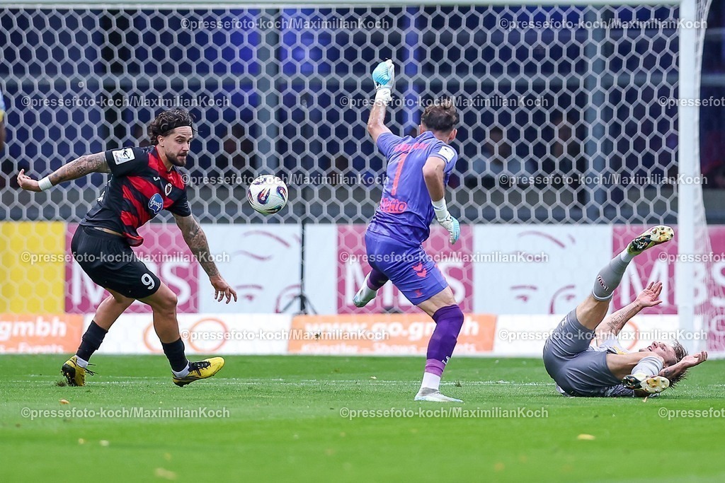 FCVK29082501017 | 29.08.2025, Fußball, FC Viktoria Köln – SSV Jahn Regensburg, 3.Liga, Sportpark Höhenberg, Saison 2025 2026: Lex-Tyger Lobinger (Viktoria Koeln #09) im Zweikampf gegen  Torwart Felix Gebhardt (Jahn Regensburg #01) und Felix Strauss (Jahn Regensburg #04)  DFB regulations prohibit any use of photographs as image sequences and or quasi-video.