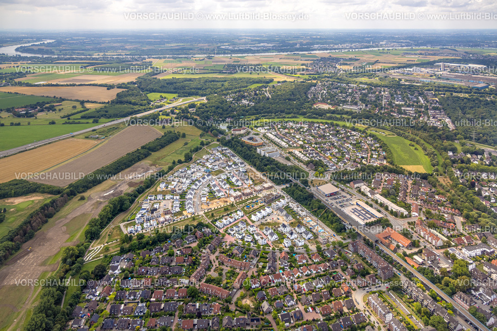 Duisburg250704291Sued | Luftbild, Duisburg-Süd, Wohngebiet Angerbogen, Am Alten Angerbach, halbkreisförmige Neubau-Wohnsiedlung, Gewerbegebiet Xella International GmbH und Edeka E-Center Angerbogen, überdachter Bahnhof Angerbogen, hinten der Rahmer See, Huckingen, Duisburg, Ruhrgebiet, Nordrhein-Westfalen, Deutschland
