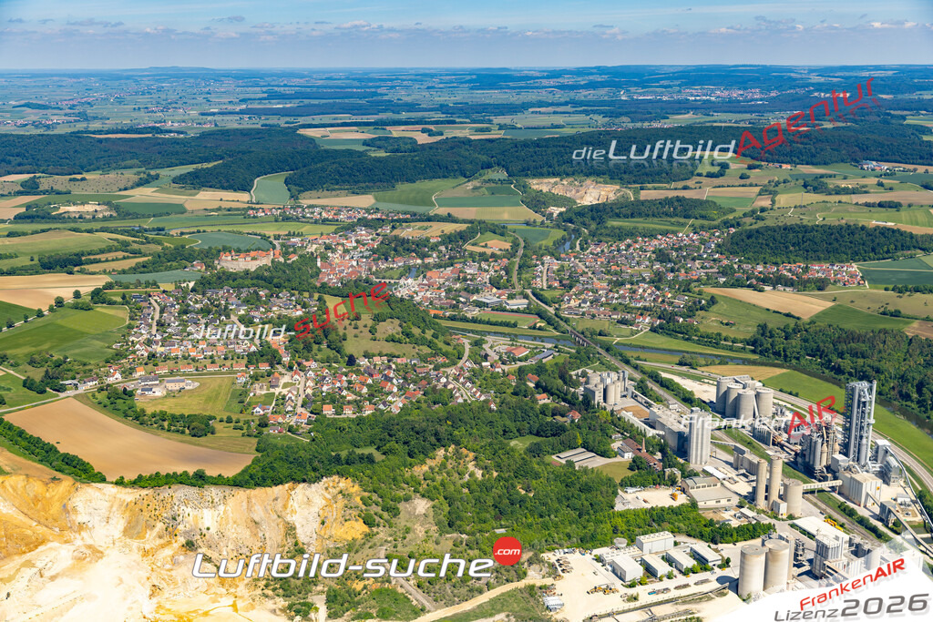 Die Luftaufnahme Stadelhof - Harburg wurde 2022 vom Flugzeug aus (keine Drohne) erstellt. Hohe Auflösung -für große Poster und Wandbilder geeignet - Garantiert!