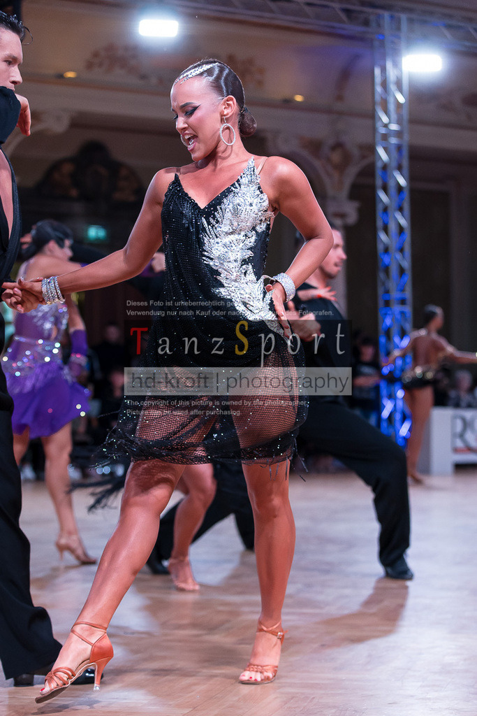 20240706_WDSF_WO_Latin_10712 | Tanzsportbilder, Standardtanz, Lateintanz, WDSF, DTV, LTVB, dancecomp, goc, hessen tanzt, blaues band der spree, walzer, tango, wiener walzer, slowfox, quickstepp, samba, rumba, cha-cha-cha, paso doble. jive, hd-kroft photography, turniertanzsport