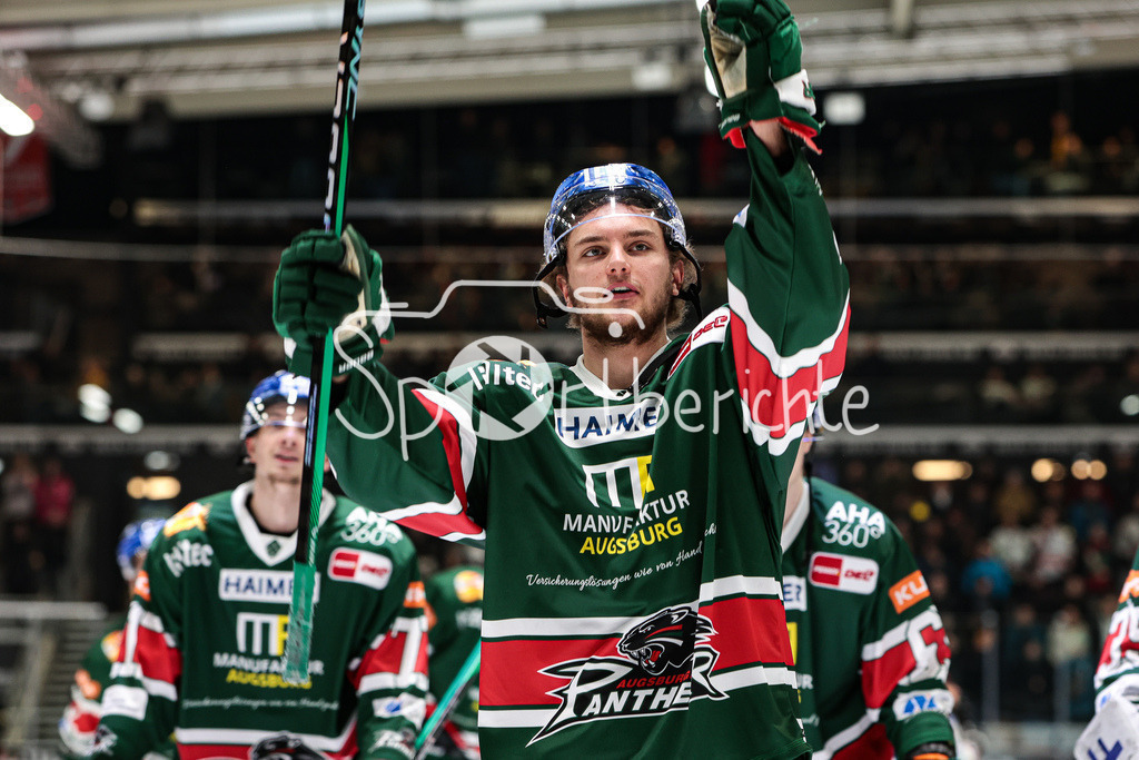 Augsburger Panther - Fischtown Pinguins Bremerhaven | Justin VOLEK (AEV #9) feiert mit den Fans den Heimsieg gegen Bremerhaven