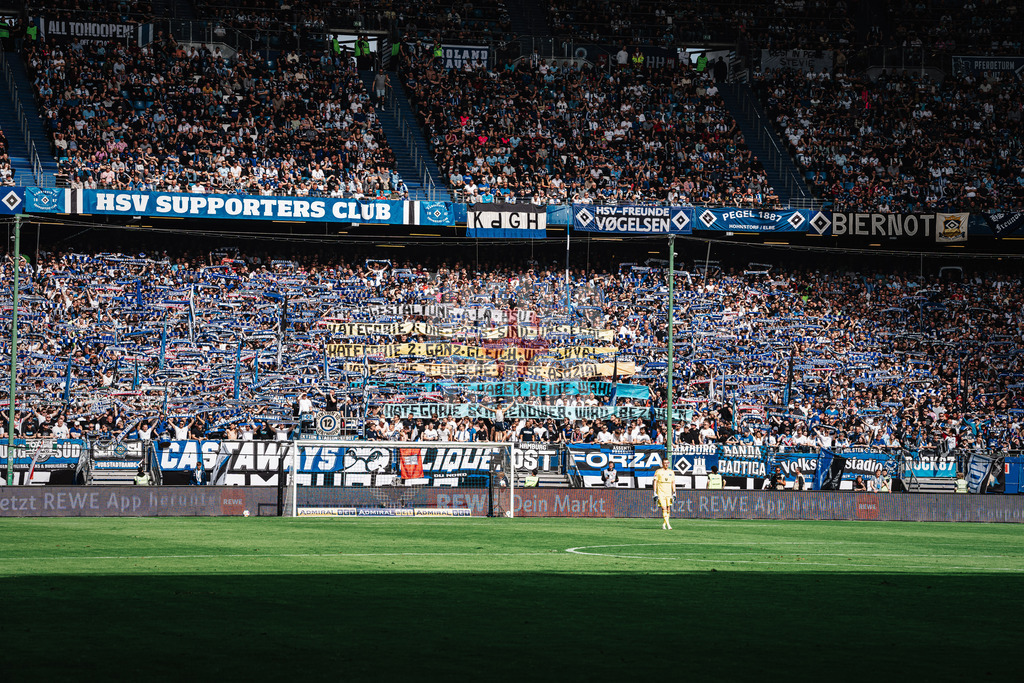 Fußball | Männer | Saison 2023/2024 | 2. Fußball-Bundesliga | 28. Spieltag | Hamburger SV vs. 1. FC Kaiserslautern | 06.04.2024 | HSV Fans mit einem Banner dessen Aufschrift: Preisgestaltung a la HSV Kategorie 1 Die Fans sind uns egal Kategorie 2 ganz gleich und loyal Kategorie 3 unsere Preise Asozial Kategorie 4 haben keine Wahl Kategorie 5 irgendwer wird bezahln