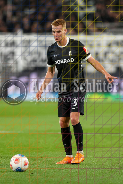 Borussia Mönchengladbach vs SC Freiburg - Bundesliga  | Mönchengladbach, Deutschland, 05.10.25:   Philipp Lienhart (SC Freiburg) in Aktion am Ball, Einzelaktion waehrend des Spiels der Bundesliga zwischen Borussia Mönchengladbach vs SC Freiburg im Stadion im Borussia Park(Foto von Brauer-Fotoagentur / Adrian Schlueter)