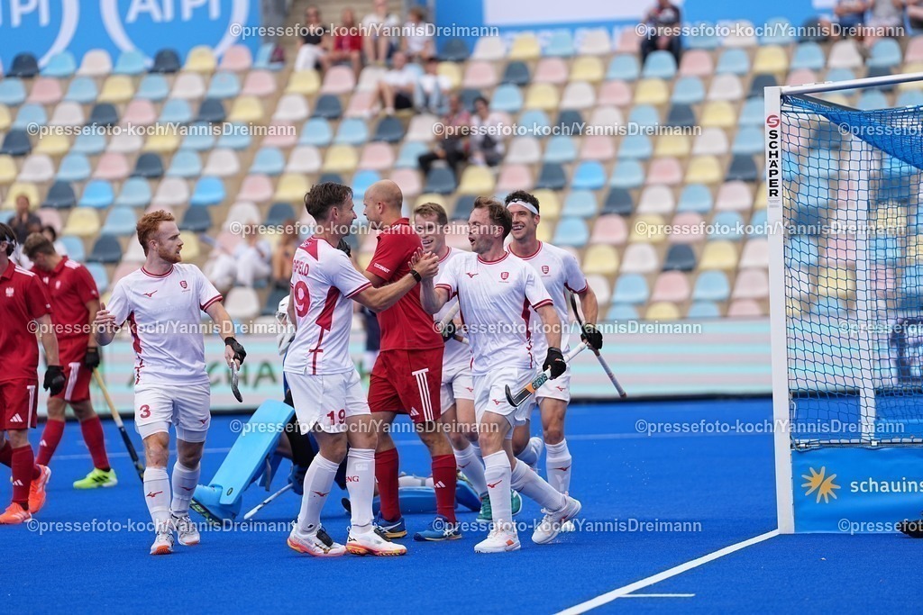 xydrx08082501022 | 08.08.2025, xydrx, Herren EuroHockey Championship 2025, Gruppenphase, Gruppe B, England - Polen, Sparkassenpark Mönchengladbach: Torjubel nach dem Tor zum 1:0 für die Englische Feldhockey Nationalmannschaft durch Torschütze David Goodfield (Englische Feldhockey Nationalmannschaft #19) zusammen mit Zachary Wallace (Englische Feldhockey Nationalmannschaft #7) und Phil Roper (Englische Feldhockey Nationalmannschaft #15) und Jack Waller (Englische Feldhockey Nationalmannschaft #3)