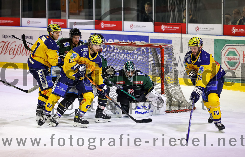 2022-10-30_101_TSV_Erding_gegen_ESC_Riverrats_Geretsried | Erding, Deutschland, 30.10.2022:
Eishockey, Bayernliga 2022 / 2023, 9. Spieltag, TSV Erding gegen ESC Riverrats Geretsried, Endergebnis: 3:5

Florian Strobl (ESC Riverrats Geretsried, #7), Xaver Hochstraßer (ESC Riverrats Geretsried, #67), Torwart Thomas Hingel (Erding Gladiators, #33), Ondrej Horváth (ESC Riverrats Geretsried, #70)

Foto: Christian Riedel / fotografie-riedel.net