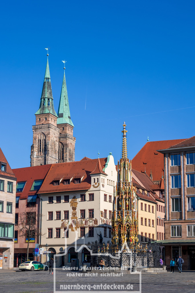 Schöner Brunnen am Hauptmarkt | Eine der bekanntesten Sehenswürdigkeiten in Nürnberg ist der Schöne Brunnen am Hauptmarkt. In der Regel ist der Hauptmarkt immer mit Marktbuden oder für Veranstaltungen belegt. Auf diesem Foto hatte man eine der seltenen Gelegenheiten über den freien Markt zu fotografieren. Im Hintergrund sind die Türme der Sebalduskirche zu sehen. - Realisiert mit Pictrs.com