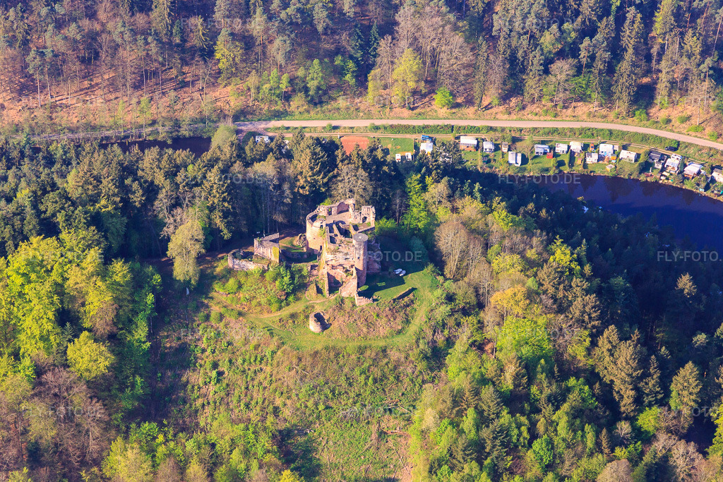 Luftbild: Campingplatz Neudahner Weiher - Günther Jacobi und Campingplatz Moosbachtal - J. Horlemann Erben GbR in Dahn im Bundesland Rheinland-Pfalz in Deutschland.Foto: IMG_106929.jpg vom 22.04.2018 durch Werner Riehm/FLY-FOTO.deam Campingplatz Neudahner Weiher!Campingplatz Moosbachtal