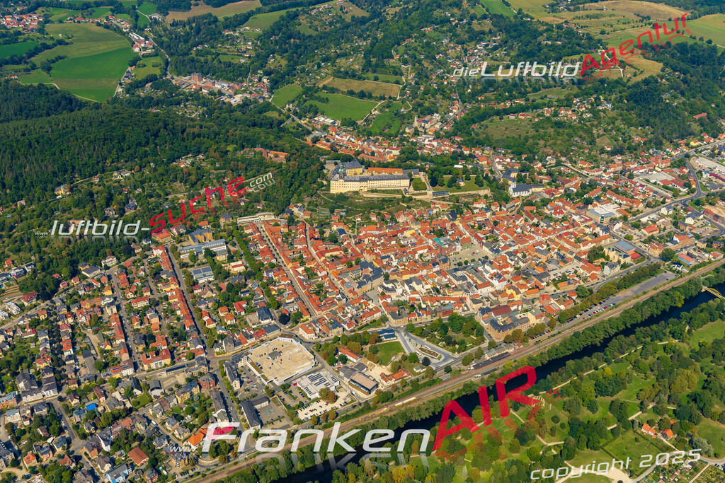 Innenstadt Architektur Rudolstadt Bild- Das Luftbild wurde 2025 vom UL-Flugzeug heraus erstellt ( keine Drohne bzw. Drohnenaufnahme ) - Hochauflösende Luftaufnahme -Nicht vergleichbar mit Google Maps oder Satelittenbilder- Die Geschenkidee !Mit Lizenz und Bildrechte bestellbar - CC