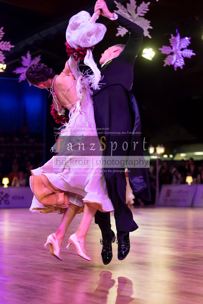 20241215_WDSF_Int_Open_Std-Riga-8965 | Tanzsportbilder, Standardtanz, Lateintanz, WDSF, DTV, LTVB, dancecomp, goc, hessen tanzt, blaues band der spree, walzer, tango, wiener walzer, slowfox, quickstepp, samba, rumba, cha-cha-cha, paso doble. jive, hd-kroft photography, turniertanzsport