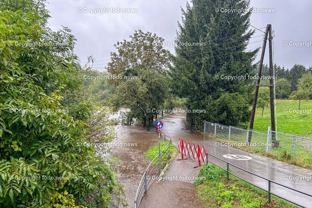 Linz_ Urfahr_ Hochwasser_ 14.09.2024-13 | 14.09.2024, Linz, AUT, Urfahr, Hochwasser, im Bild in Linz Urfahr ist der Diesenleitenbach ueber die Ufer getreten  - die Linzer Strasse ist gesperrt, Regen, Regenfaelle, Starkregen, Tropfen, Wasser